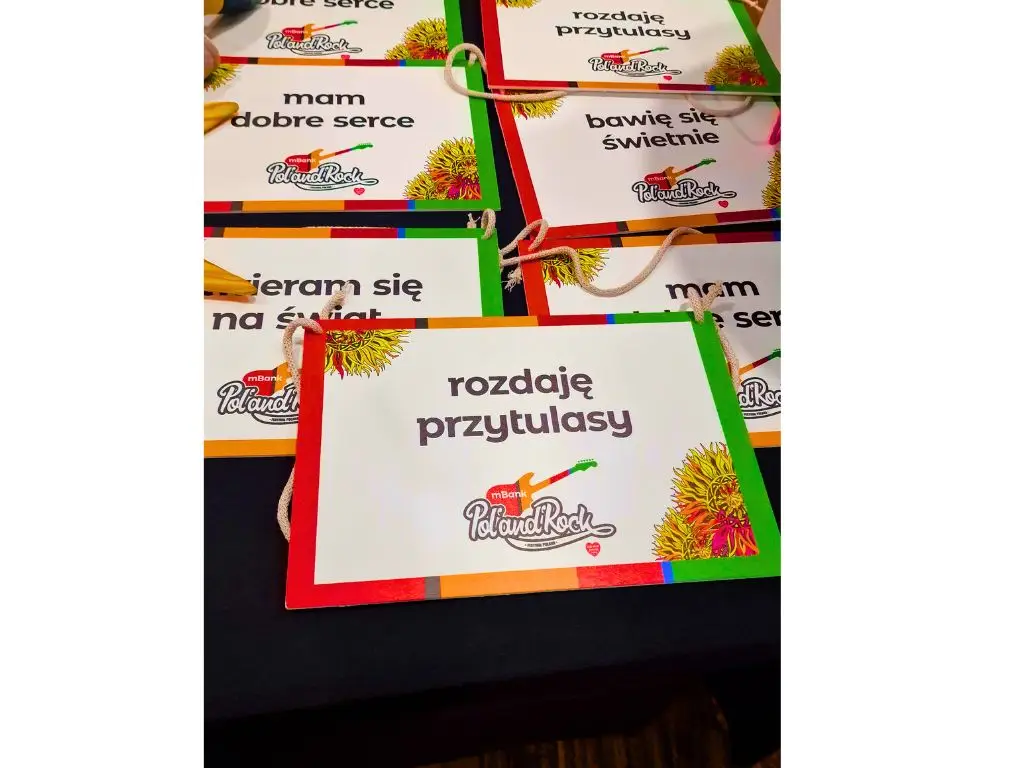 Personalizowane gadżety do fotobudki Łódź Personalizowane gadżety – wyjątkowe dodatki do fotobudki na wesela, urodziny i eventy w Łodzi